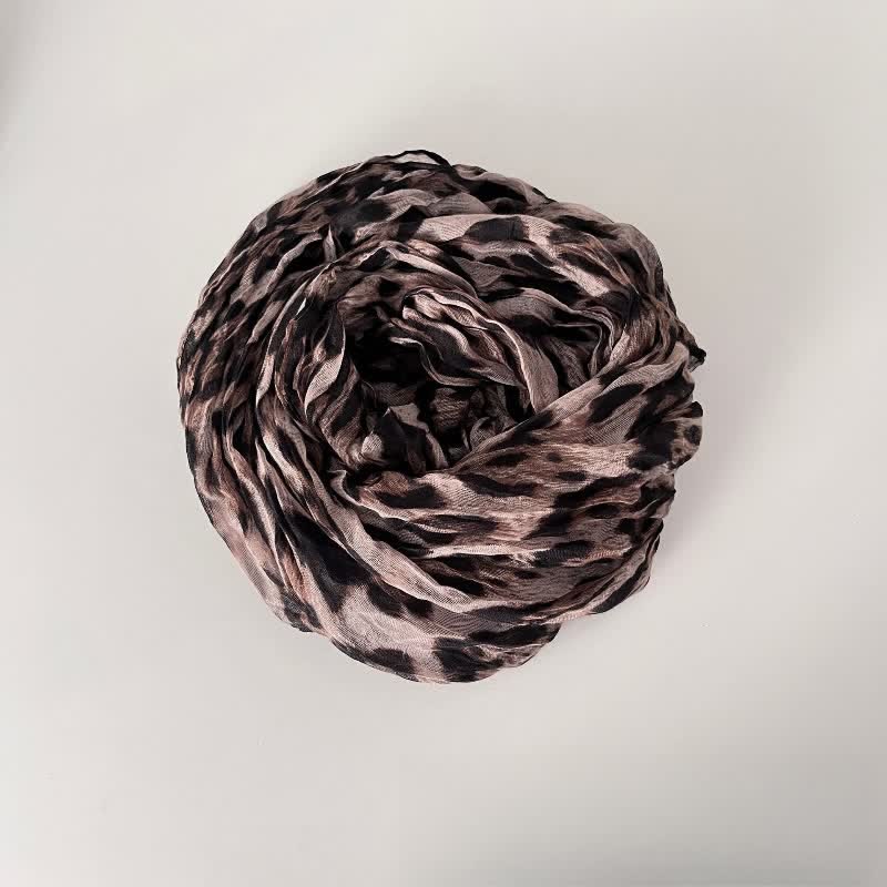 Sciarpa autunnale sottile in lino e cotone plissettato con stampa leopardata da donna