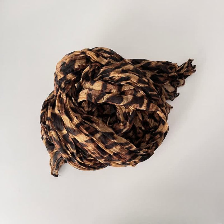 Sciarpa autunnale sottile in lino e cotone plissettato con stampa leopardata da donna