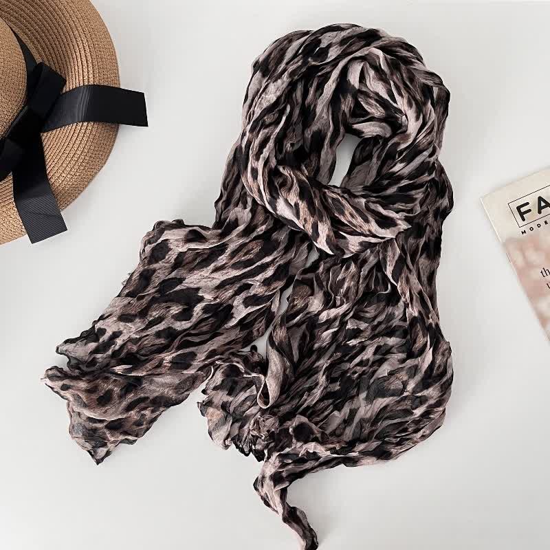 Sciarpa autunnale sottile in lino e cotone plissettato con stampa leopardata da donna