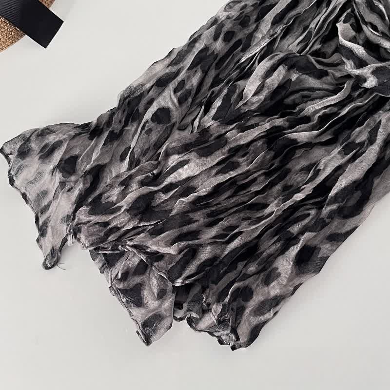 Sciarpa autunnale sottile in lino e cotone plissettato con stampa leopardata da donna