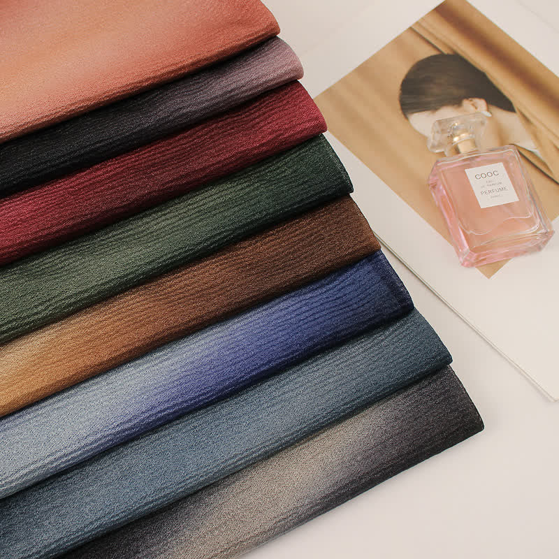 Sciarpa estiva sottile unisex a righe con pieghe e colori sfumati