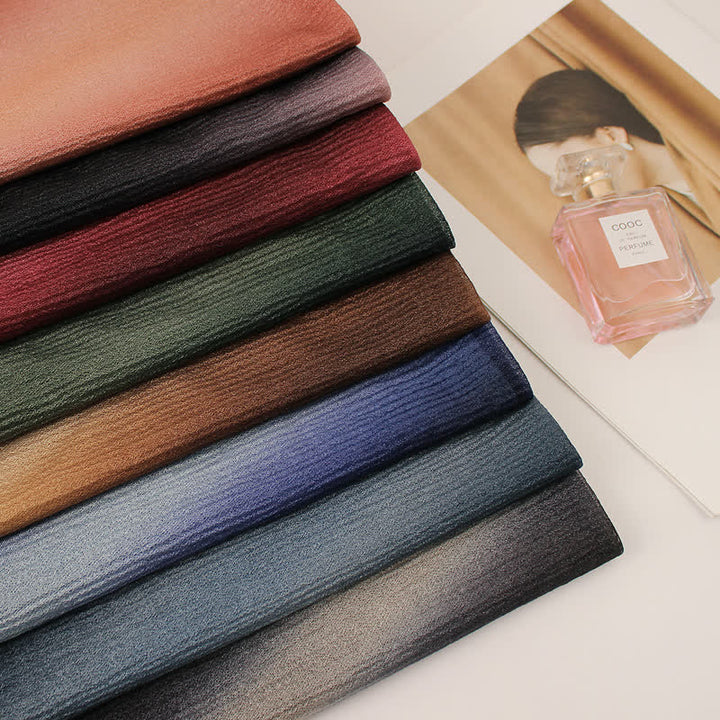 Sciarpa estiva sottile unisex a righe con pieghe e colori sfumati