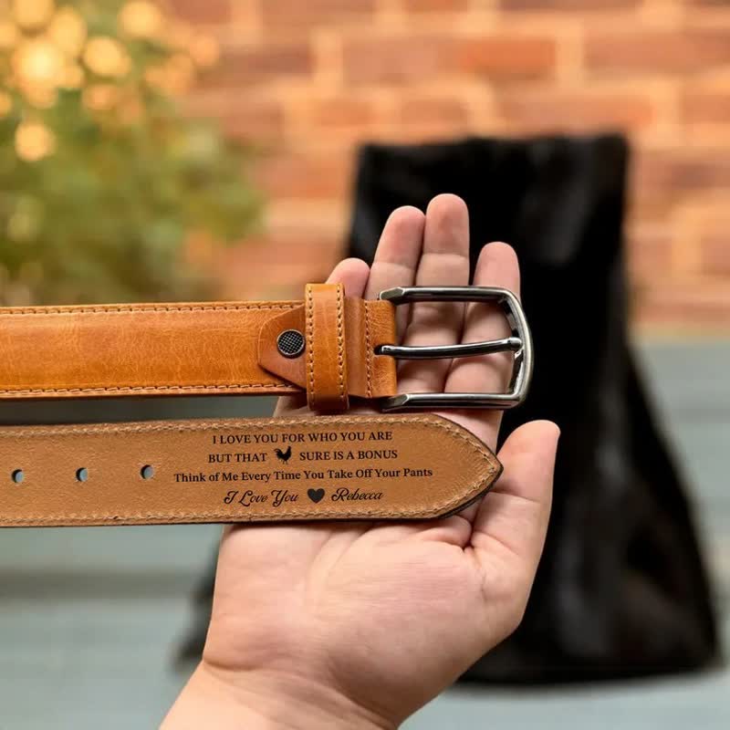Cintura in pelle personalizzata con nome inciso