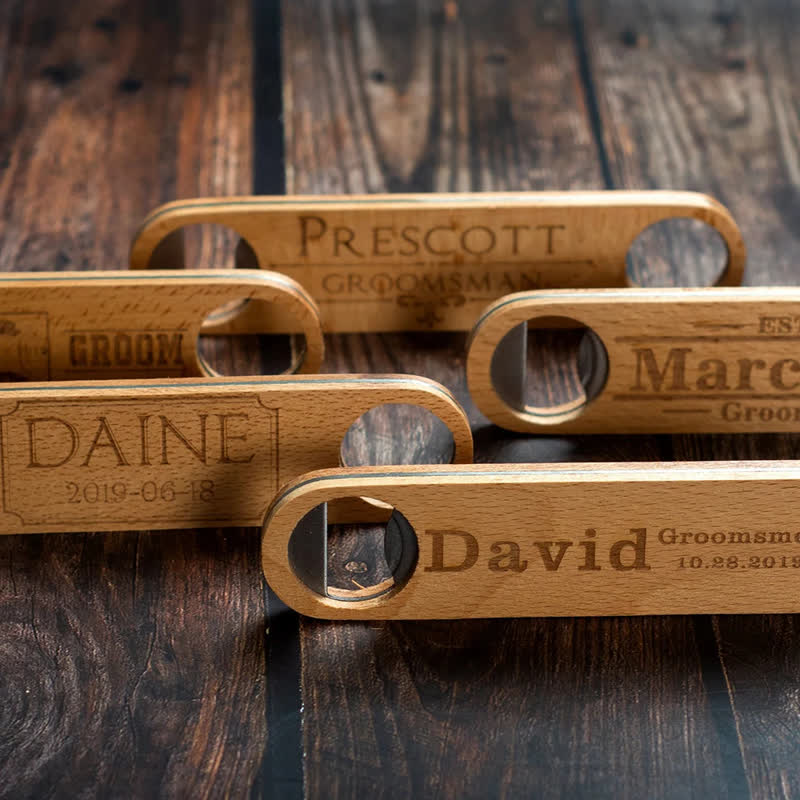Apribottiglie in legno intagliato personalizzato per lo sposo