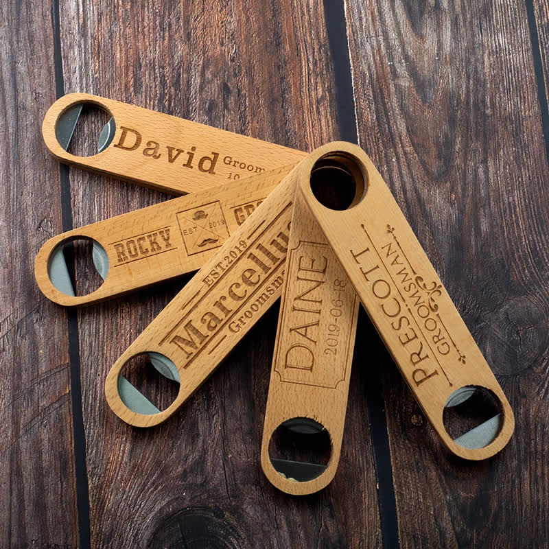 Apribottiglie in legno intagliato personalizzato per lo sposo