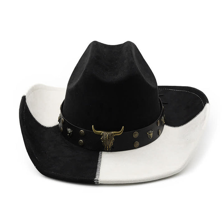Cappello da cowboy in finta pelle scamosciata con fascia a contrasto in bianco e nero con rivetti a forma di toro