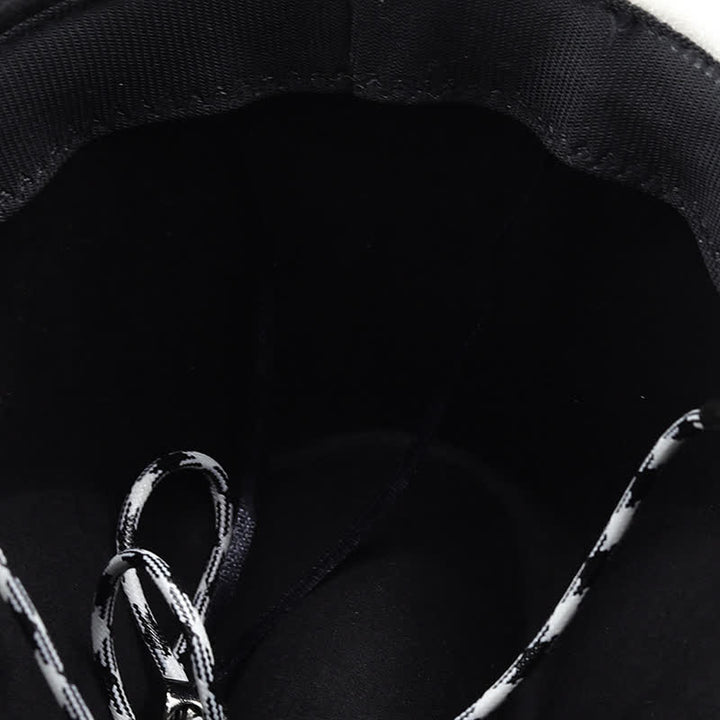 Cappello da cowboy in finta pelle scamosciata con fascia a contrasto in bianco e nero con rivetti a forma di toro