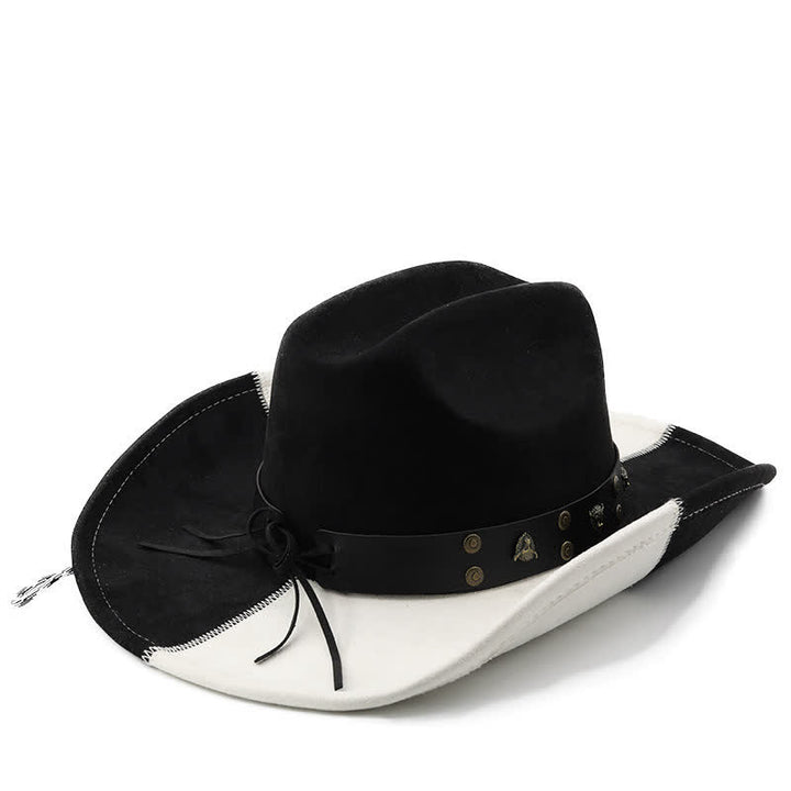 Cappello da cowboy in finta pelle scamosciata con fascia a contrasto in bianco e nero con rivetti a forma di toro