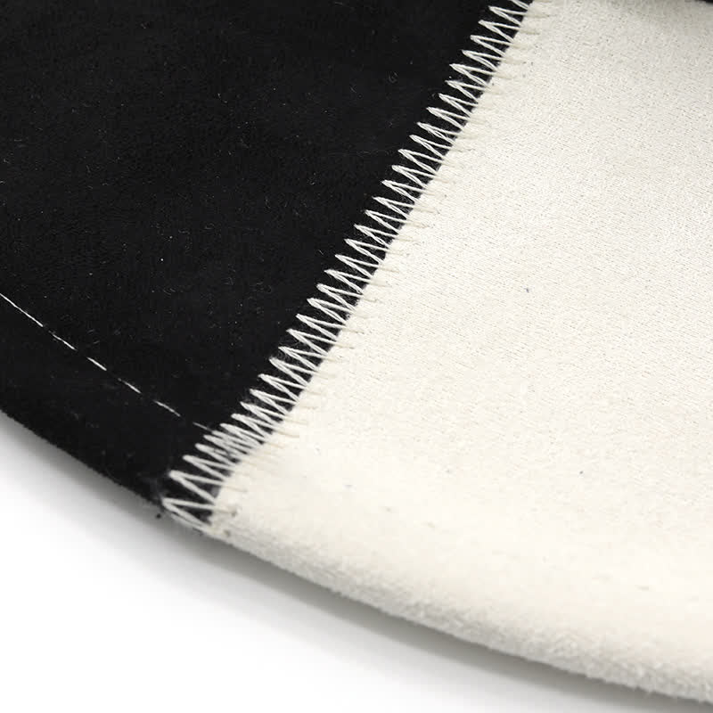 Cappello da cowboy in finta pelle scamosciata con fascia a contrasto in bianco e nero con rivetti a forma di toro