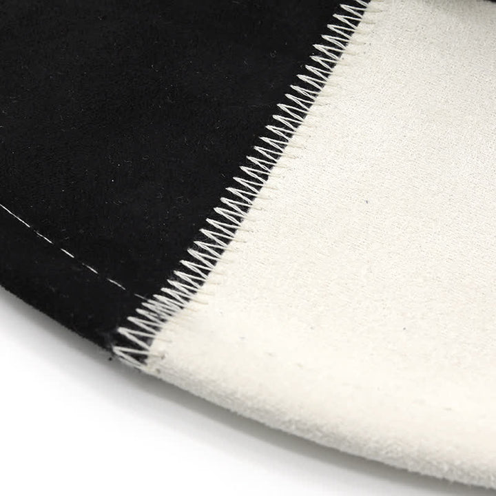 Cappello da cowboy in finta pelle scamosciata con fascia a contrasto in bianco e nero con rivetti a forma di toro