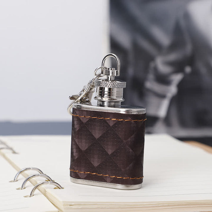 Set regalo da 5 fiaschette piccole in pelle marrone con apribottiglie da 8 once