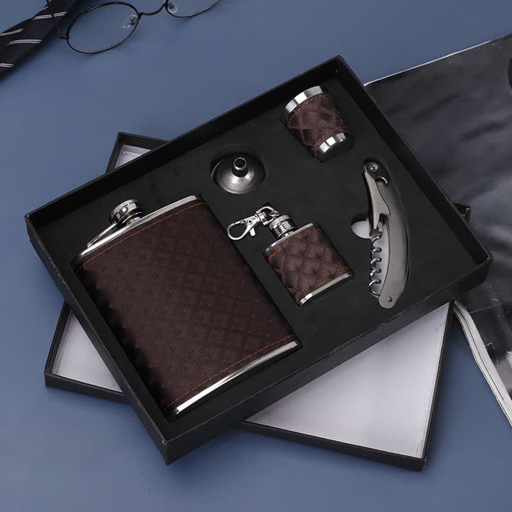 Set regalo da 5 fiaschette piccole in pelle marrone con apribottiglie da 8 once