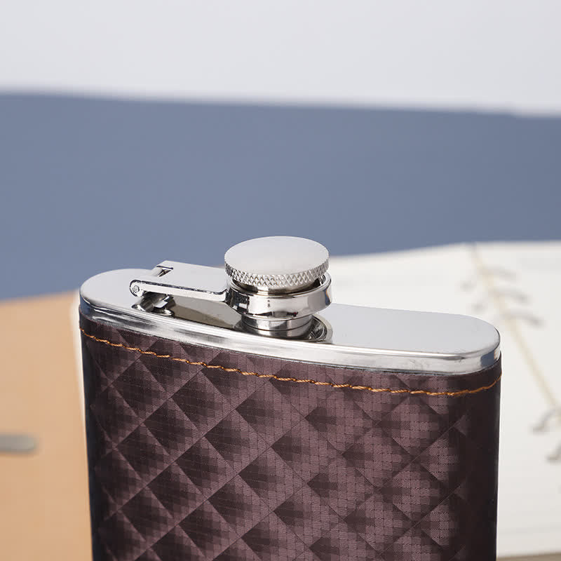 Set regalo da 5 fiaschette piccole in pelle marrone con apribottiglie da 8 once