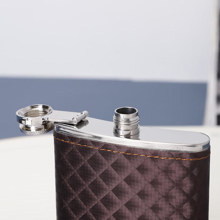 Set regalo da 5 fiaschette piccole in pelle marrone con apribottiglie da 8 once