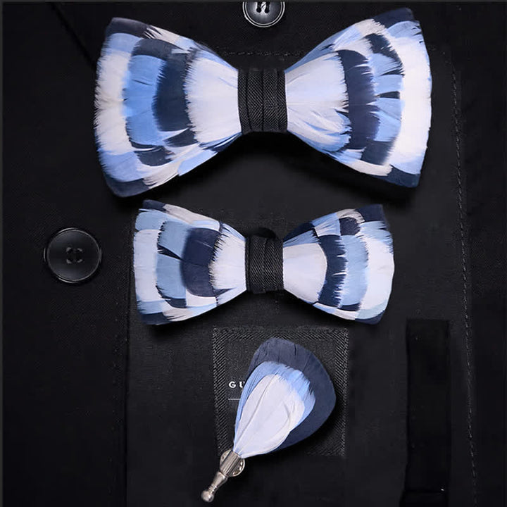 Papillon con piume a scacchi blu e bianco per bambini con spilla da bavero