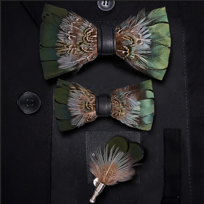 Papillon con piume di fagiano verde foresta e spilla da bavero