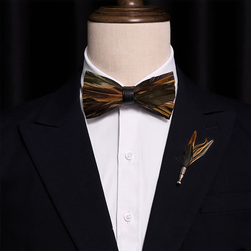Papillon con piume grigio ardesia scuro per bambini con spilla da bavero