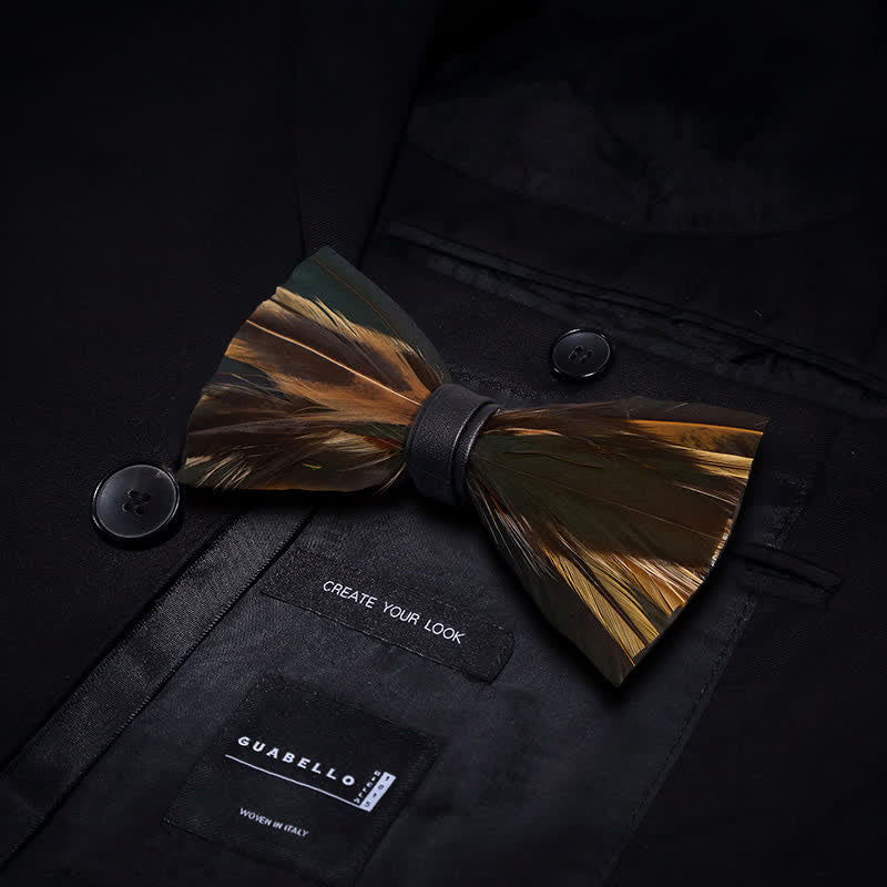 Papillon con piume grigio ardesia scuro per bambini con spilla da bavero