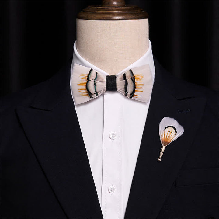 Papillon beige elegante con piume e spilla da bavero