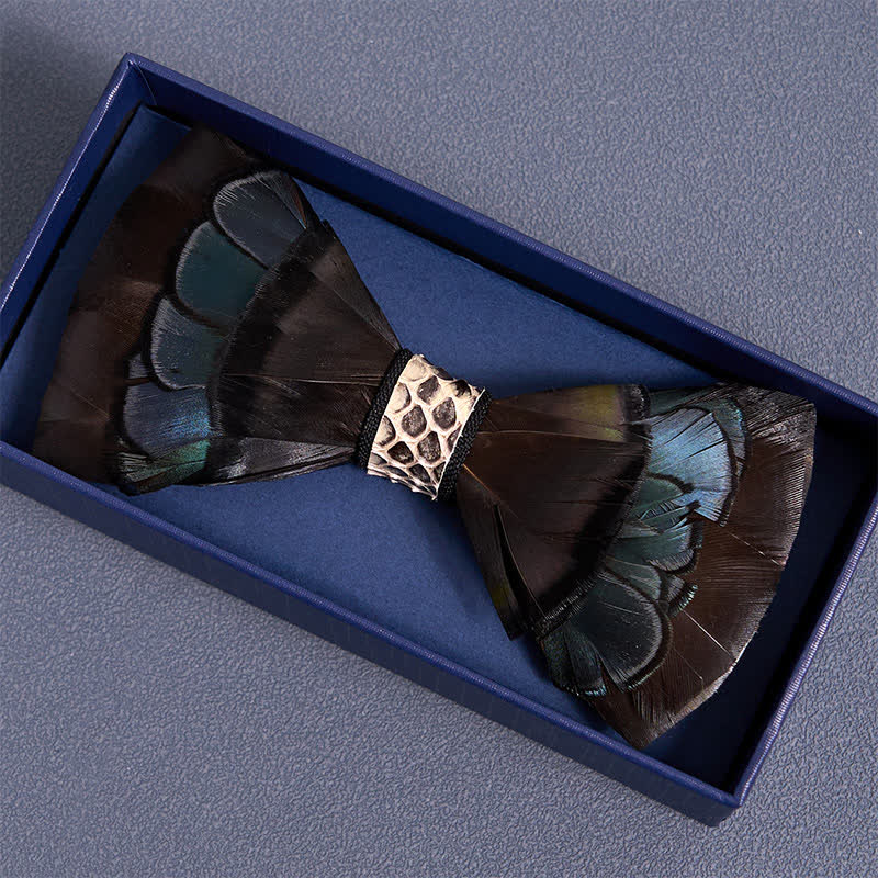 Papillon con piume a forma di serpente viola e blu