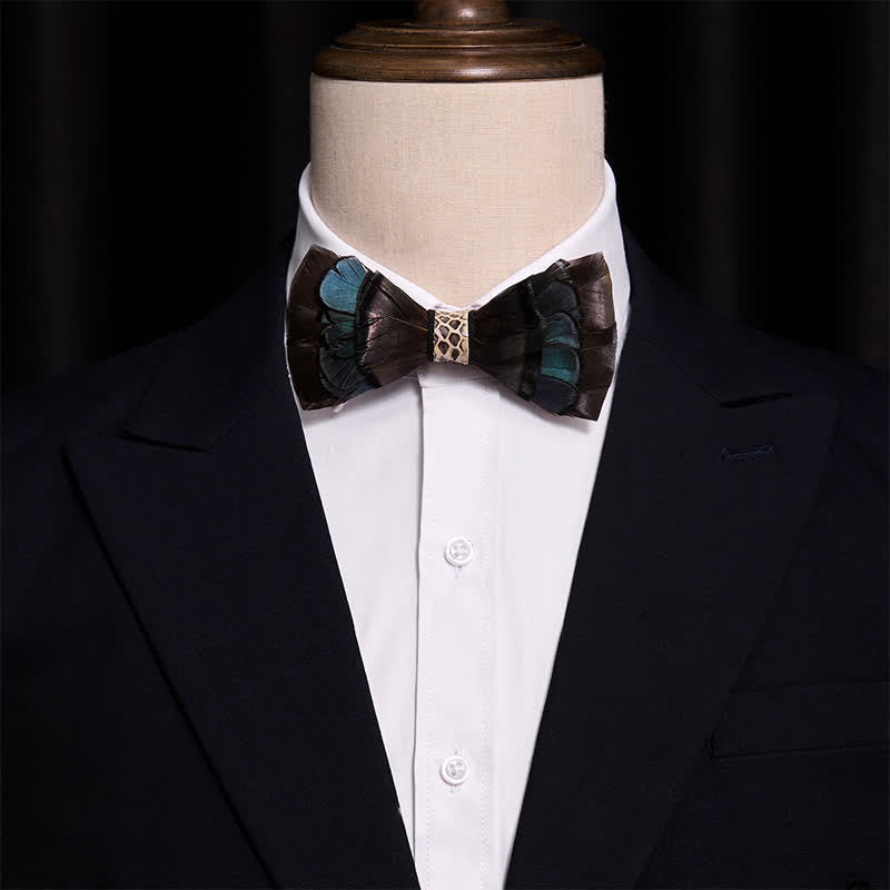 Papillon con piume a forma di serpente viola e blu