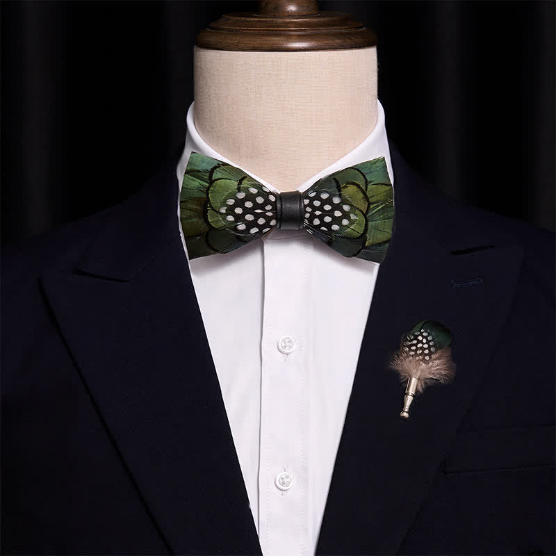 Elegante papillon con piume verde scuro e spilla da bavero