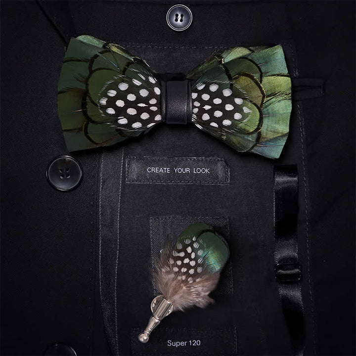 Elegante papillon con piume verde scuro e spilla da bavero