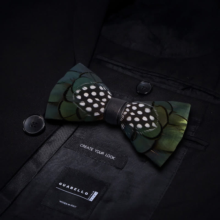 Elegante papillon con piume verde scuro e spilla da bavero
