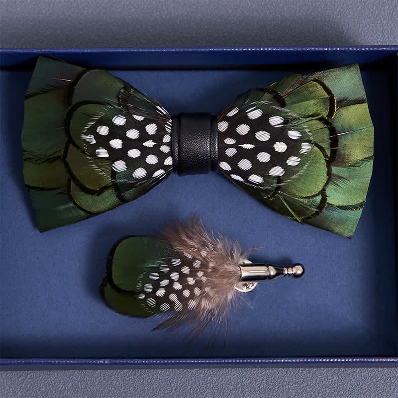 Elegante papillon con piume verde scuro e spilla da bavero