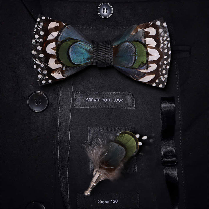 Papillon con spilla da bavero in piuma d'oca blu e bianca della Guinea