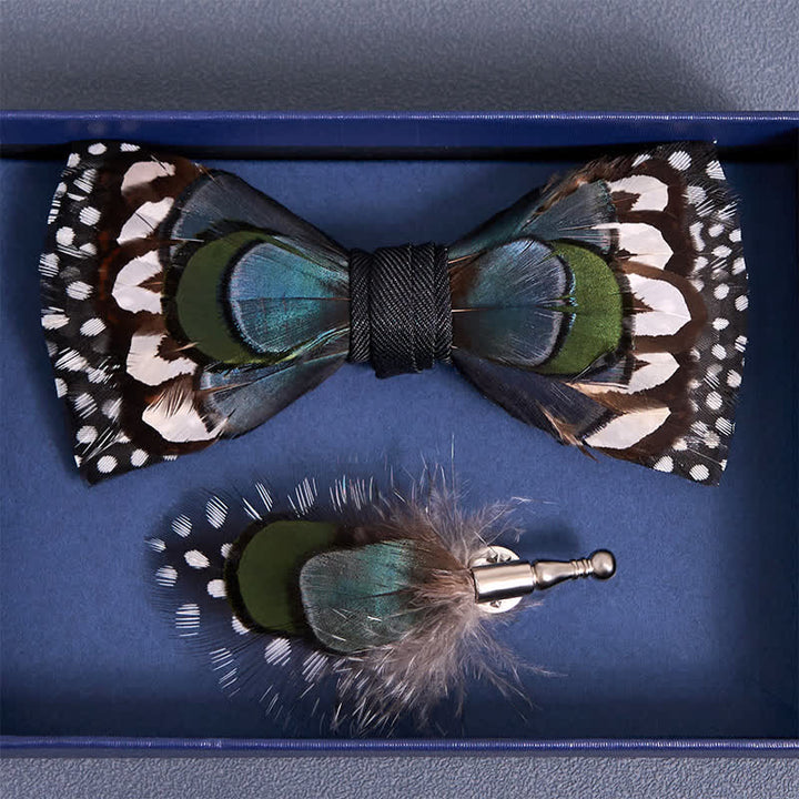 Papillon con spilla da bavero in piuma d'oca blu e bianca della Guinea