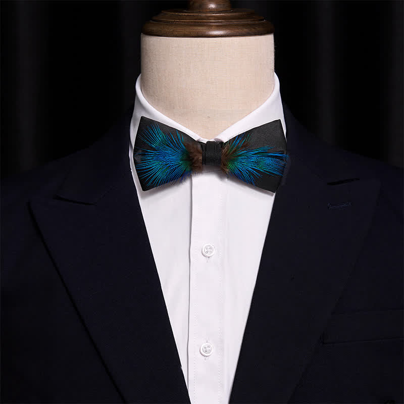 Elegante papillon con piume blu e nere