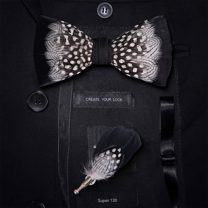 Papillon con piume intrecciate bianco e nero con spilla da bavero