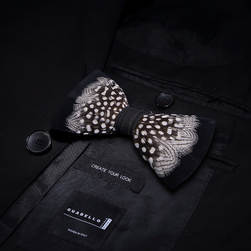 Papillon con piume intrecciate bianco e nero con spilla da bavero