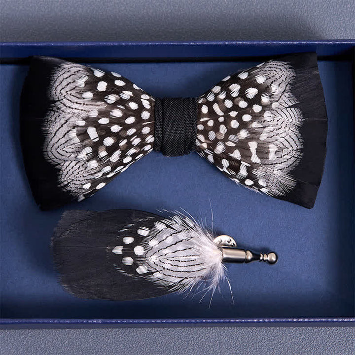 Papillon con piume intrecciate bianco e nero con spilla da bavero