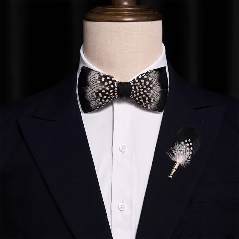Papillon con piume intrecciate bianco e nero con spilla da bavero