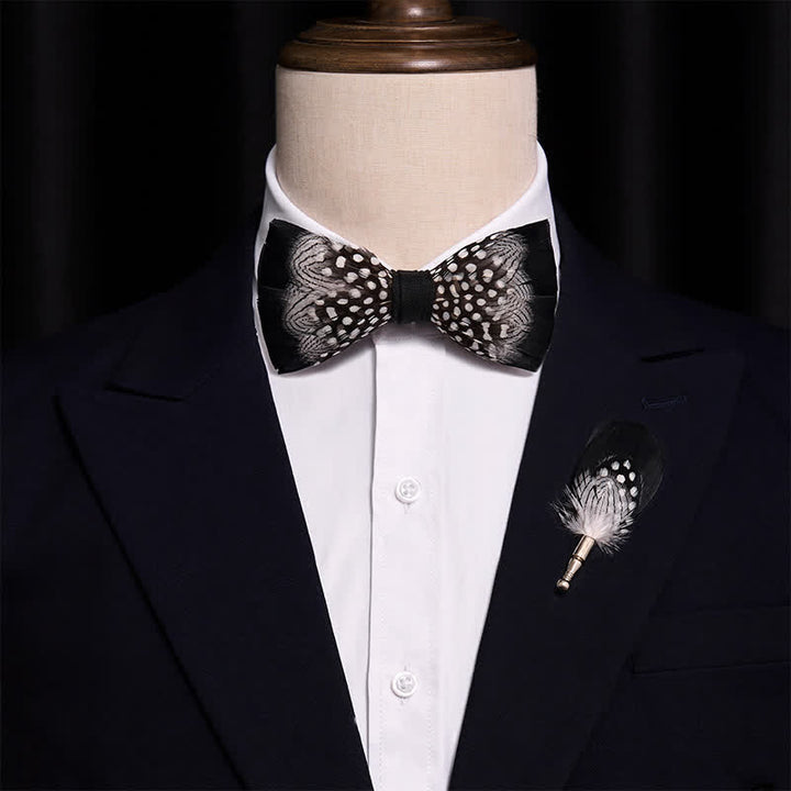Papillon con piume intrecciate bianco e nero con spilla da bavero