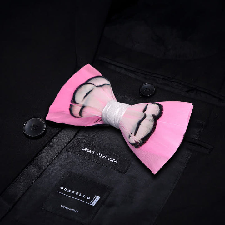 Papillon con piume rosa intenso e spilla da bavero
