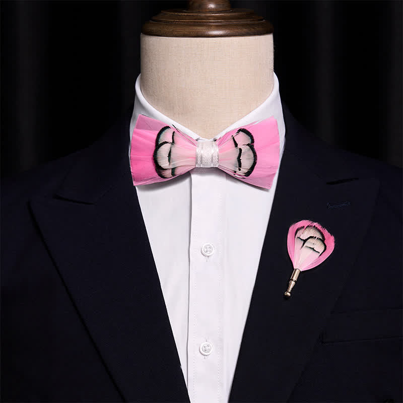 Papillon con piume rosa intenso e spilla da bavero
