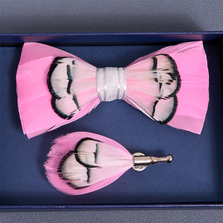 Papillon con piume rosa intenso e spilla da bavero