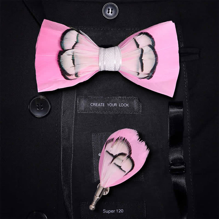 Papillon con piume rosa intenso e spilla da bavero