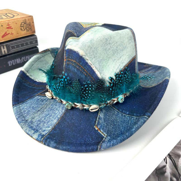 Cappello da cowboy in denim con piume verdi e design color-block