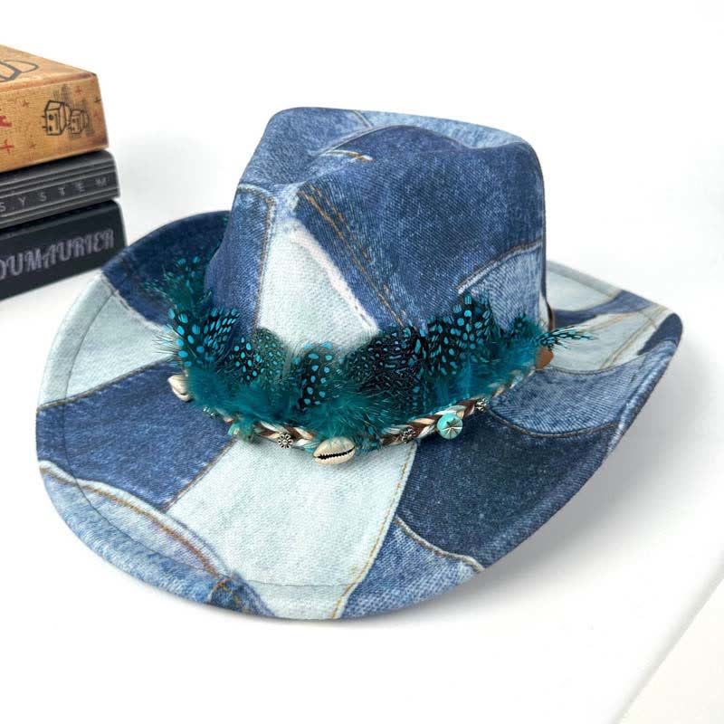 Cappello da cowboy in denim con piume verdi e design color-block