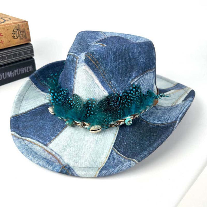 Cappello da cowboy in denim con piume verdi e design color-block
