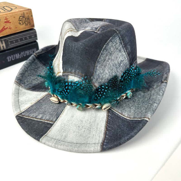 Cappello da cowboy in denim con piume verdi e design color-block