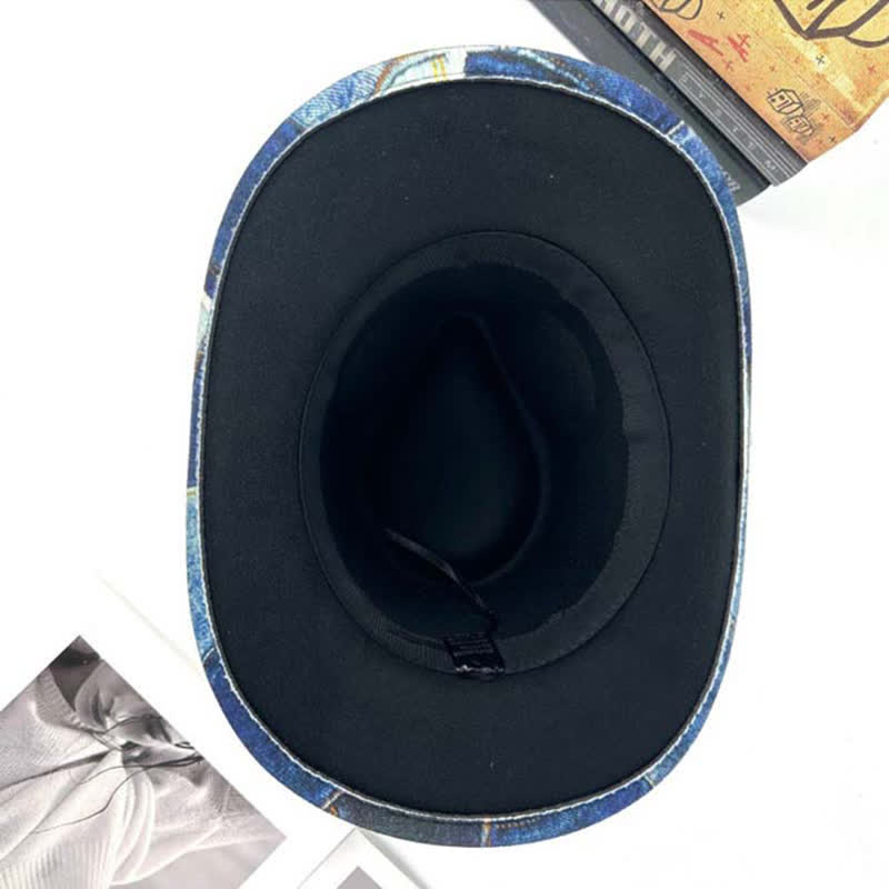 Cappello da cowboy in denim con piume verdi e design color-block