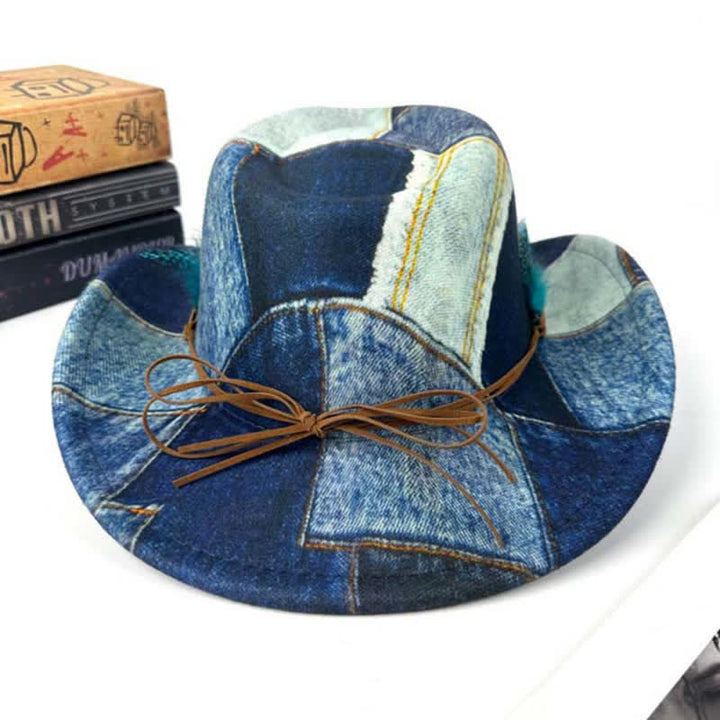 Cappello da cowboy in denim con piume verdi e design color-block