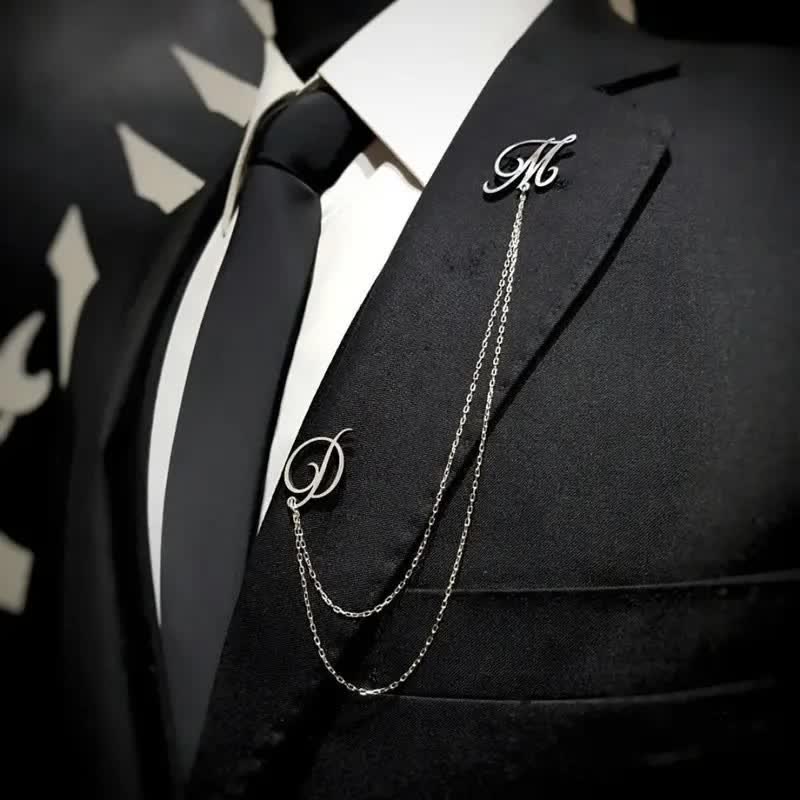 Elegante spilla con iniziali personalizzate e catena