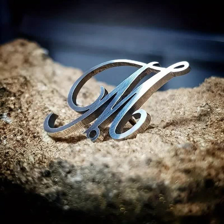 Elegante spilla con iniziali personalizzate e catena