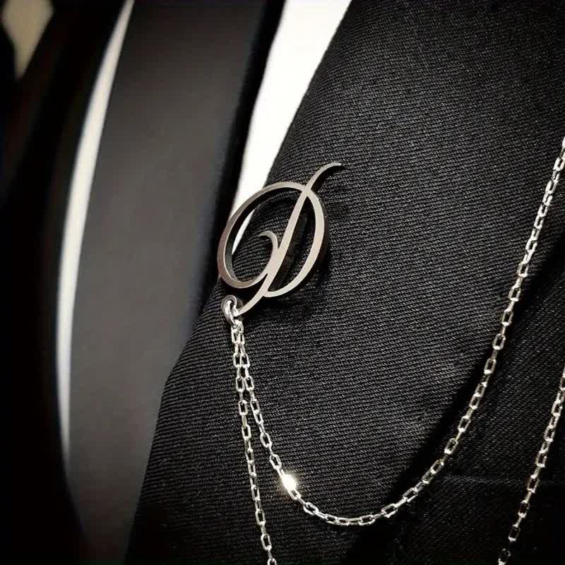 Elegante spilla con iniziali personalizzate e catena